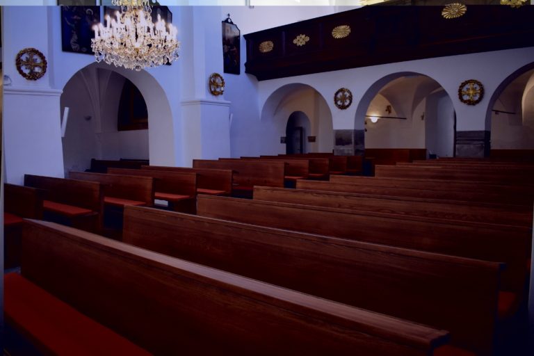 FARNÍ KOSTEL MÁ NOVÉ LAVICE, DÍKY SBÍRCE DARUJ F≈M