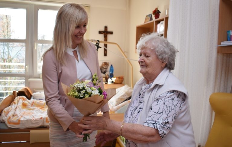 NÁMĚSTKYNĚ PRIMÁTORA LEONA SÁRKŐZIOVÁ POBLAHOPŘÁLA JUBILANTŮM