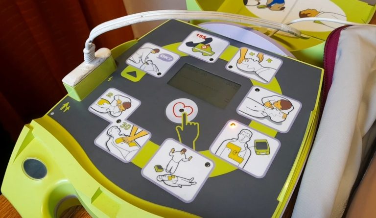 DEFIBRILÁTOR POŘÍZENÝ Z VÁNOČNÍ SBÍRKY UŽ SLOUŽÍ