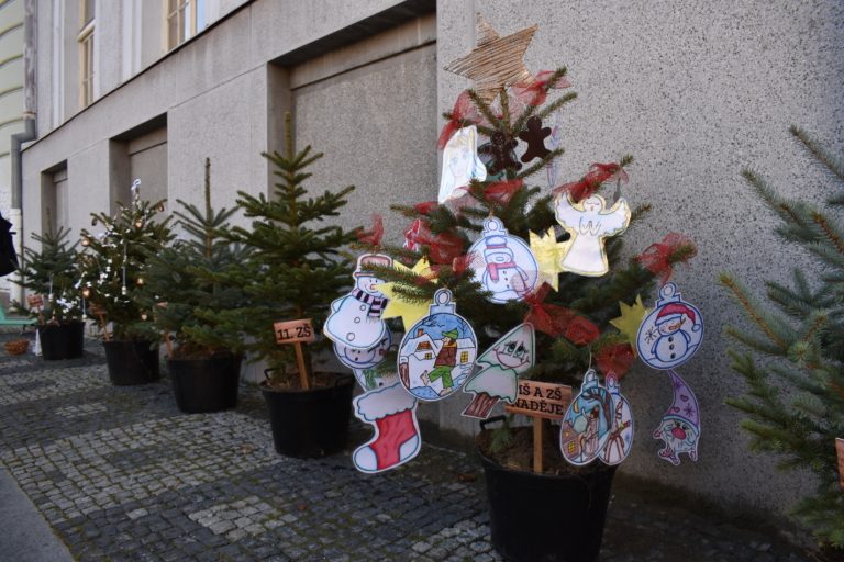 FRÝDECKO-MÍSTECKOU RADNICI KRÁŠLÍ STROMEČKY NAZDOBENÉ DĚTMI