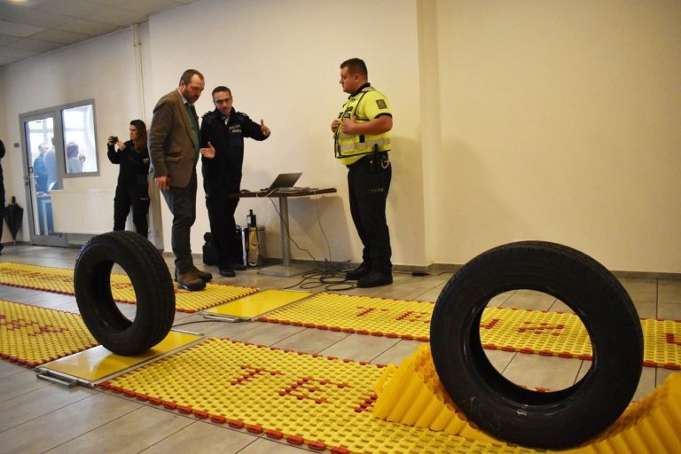 MOBILNÍ VÁHY ZAMEZÍ PŘETĚŽOVÁNÍ SILNIC