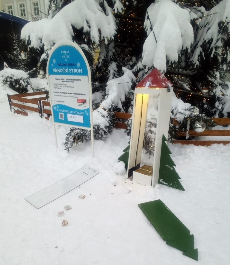 ZLODĚJ VYKRADL POKLADNIČKU POD VÁNOČNÍM STROMEM