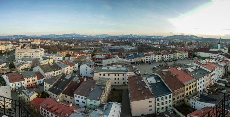 NÁSILNOSTI V MÍSTKU A BAŠCE SPOLU NESOUVISÍ, POLICIE MÁ OBA PACHATELE POD KONTROLOU