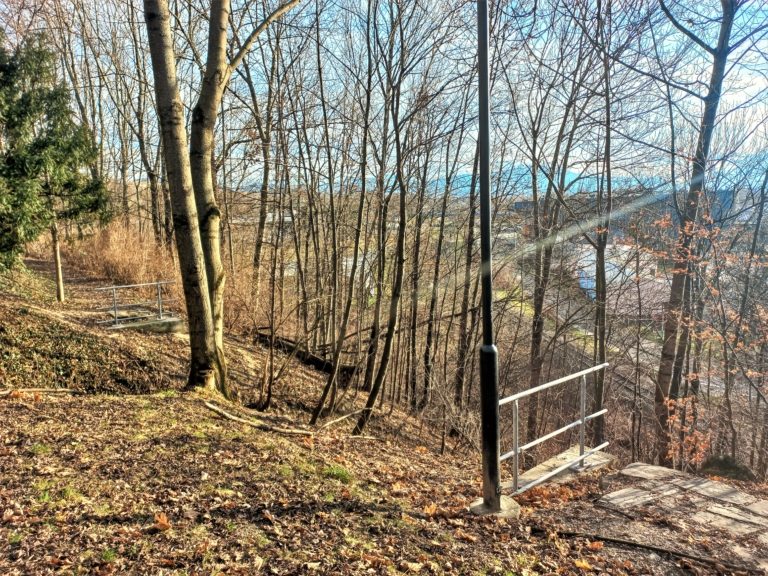 PARK JIŽNÍ SVAHY JIŽ NEHYZDÍ ZDEVASTOVANÁ LÁVKA