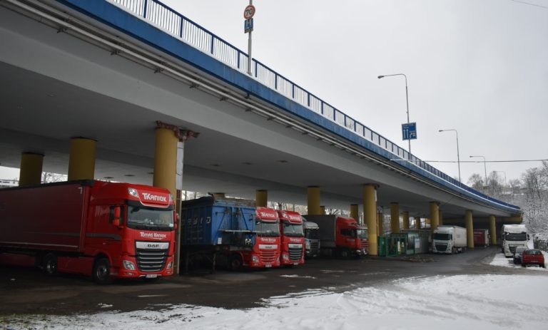 ŘEŠÍME PARKOVÁNÍ V CENTRU MĚSTA, POD ESTAKÁDOU BUDOU STÁNÍ PRO AUTA A DODÁVKY