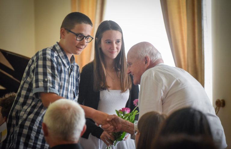 ŠKOLÁCI VYSLECHNOU PAMĚTNÍKY, PŘÍBĚHY PŘEDSTAVÍ VEŘEJNOSTI