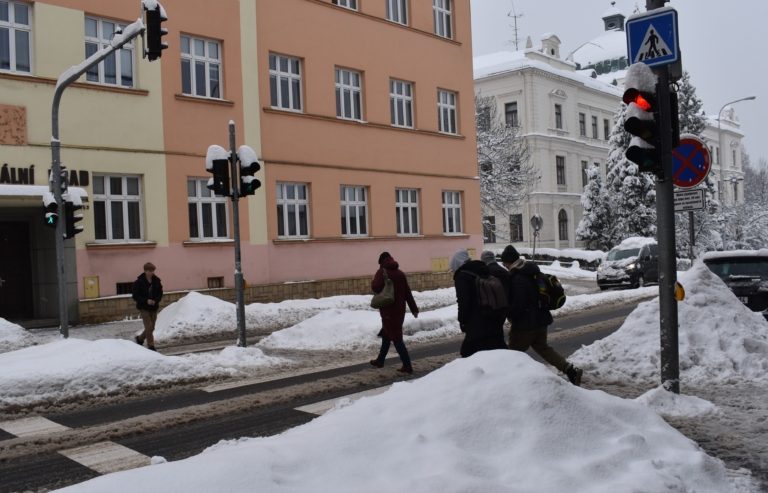 TECHNICKÉ SLUŽBY PŘI SNĚHU A MRÁZU UKLÍZEJÍ KOMUNIKACE 24 HODIN DENNĚ
