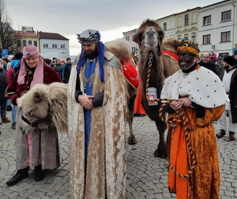 MĚSTEM PROJDOU TŘI KRÁLOVÉ S DRUŽINOU