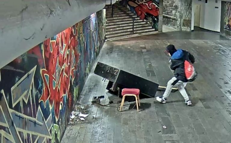 VYVRÁTIL PIANO, IHNED SKONČIL V RUKOU STRÁŽNÍKŮ