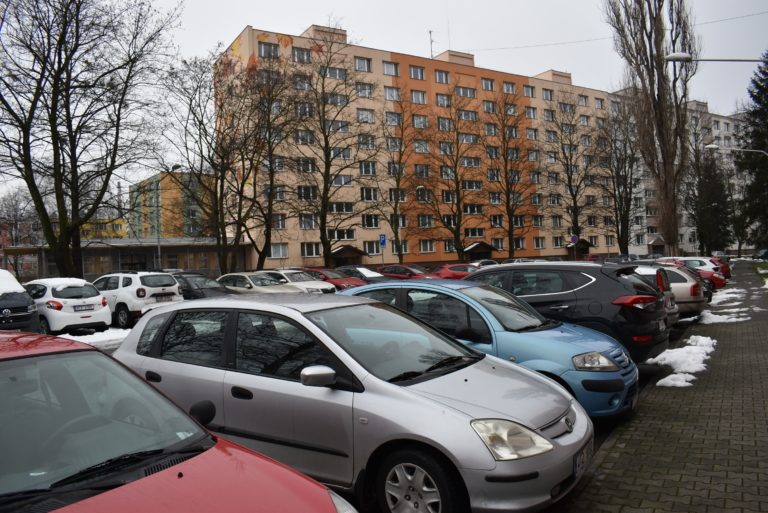 KRITICKÝ NEDOSTATEK PARKOVACÍCH MÍST: HLEDÁME NOVÉ PLOCHY