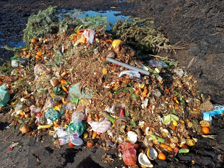 SÁČKY NEBO PET LÁHVE? DO „BIOKONTEJNERU“ ROZHODNĚ NE