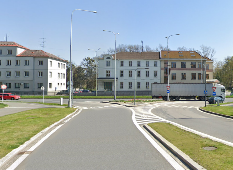 HLAVNÍ TŘÍDU ZKLIDNÍ CHYSTANÉ ÚPRAVY, V BUDOUCNU PAK KRUHOVÉ OBJEZDY