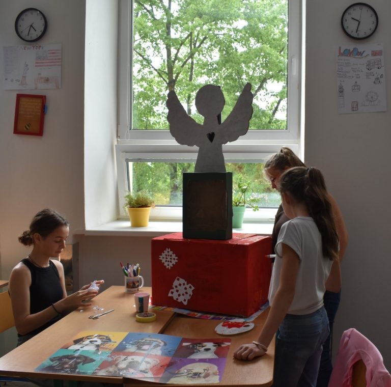 ŠKOLÁCI NAVRHUJÍ POKLADNIČKU PRO VÁNOČNÍ SBÍRKU