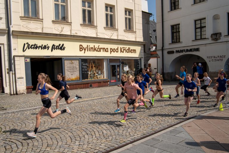 JUBILEJNÍ ROČNÍK ZÁVODU BĚHU MEZI NÁMĚSTÍMI PŘIVÍTAL TÉMĚŘ TŘI STA BĚŽCŮ