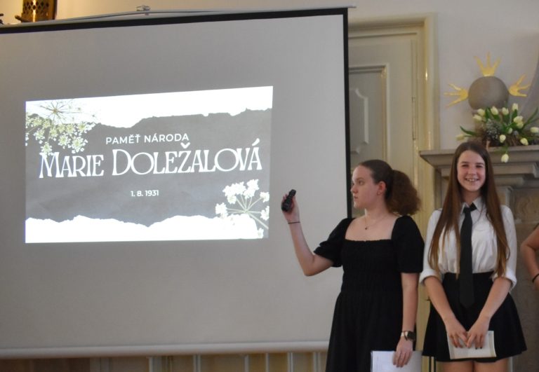 ŠKOLÁCI ZAZNAMENALI VZPOMÍNKY PAMĚTNÍKŮ