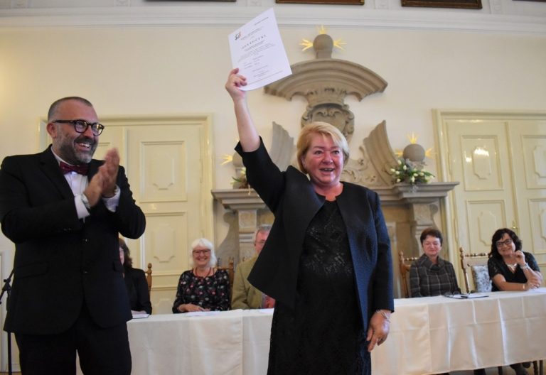 SENIOŘI PŘEVZALI Z RUKOU PRIMÁTORA OSVĚDČENÍ O STUDIU