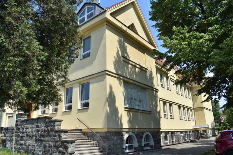 VE ŠKOLÁCH SE BĚHEM LÉTA PILNĚ PRACUJE