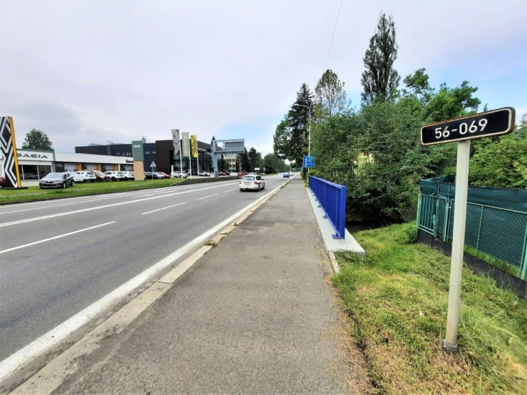 BESKYDSKÁ: OPRAVA MOSTU, PRŮJEZD ZÚŽENÍM