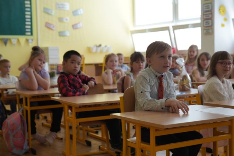 VYSVĚDČENÍ ROZDÁNO: nejmladším žákům i nejstarším studentům