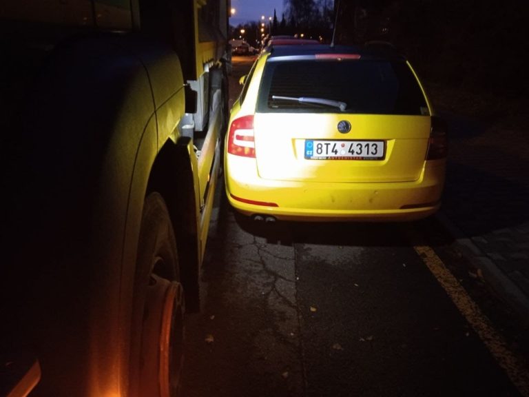 ŠPATNĚ ZAPARKOVANÁ AUTA ZNEMOŽŇUJÍ PRŮJEZD ZÁCHRANÁŘŮM A POPELÁŘŮM