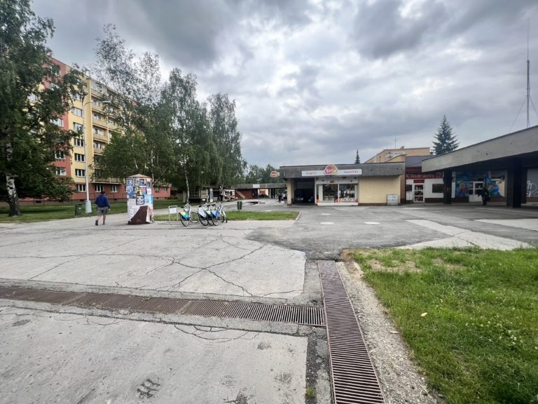 MĚSTO ZVELEBÍ PROSTOR PŘED BÝVALÝM KULTURNÍM DOMEM