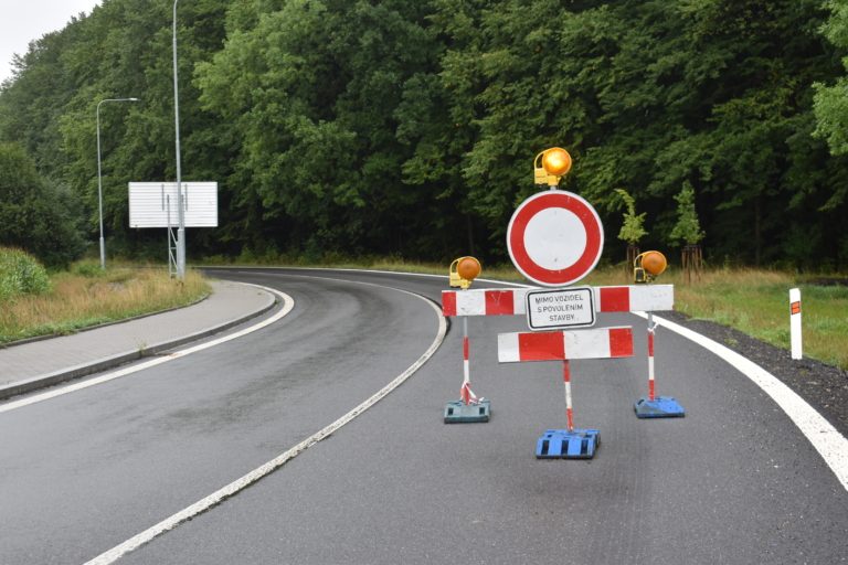 SILNIČÁŘI ZAHÁJILI DALŠÍ OPRAVY PALKOVICKÉ V PŘEDSTIHU, BEZ VČASNÉHO INFORMOVÁNÍ MĚSTA
