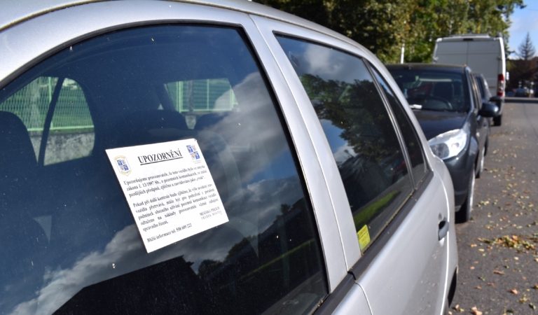 AUTOVRAKY MIZÍ Z ULIC FRÝDKU-MÍSTKU, POMÁHAJÍ I HLÁŠENÍ OBČANŮ