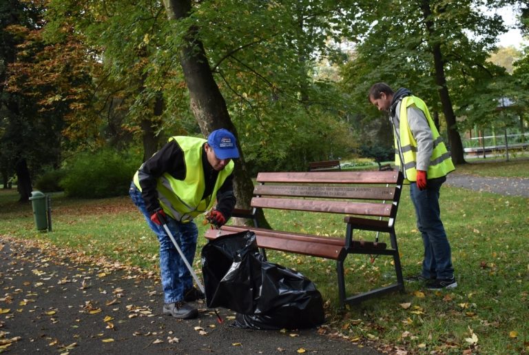 LIDÉ BEZ DOMOVA UKLÍZEJÍ MĚSTO