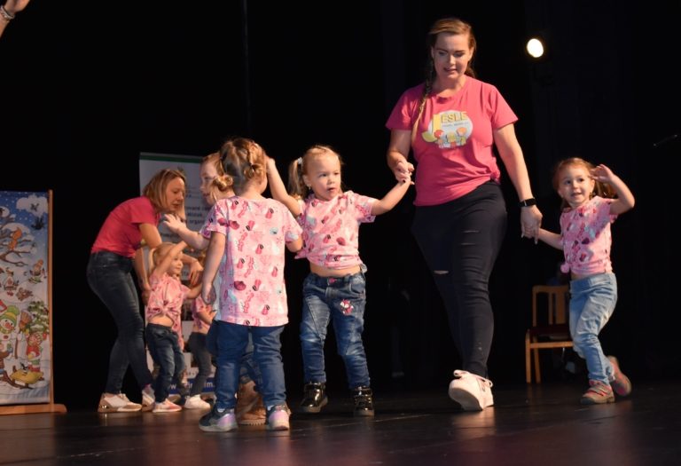 ŽIRAFA A JESLE SLAVILY 30. VÝROČÍ