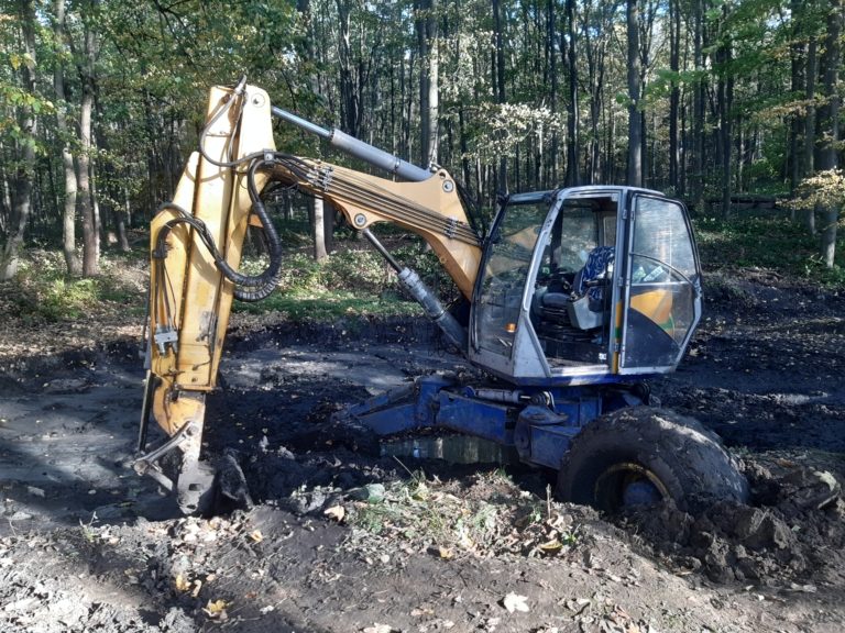 DO TŮNÍ VE FRÝDECKÉM LESE SE ZAKOUSLY BAGRY