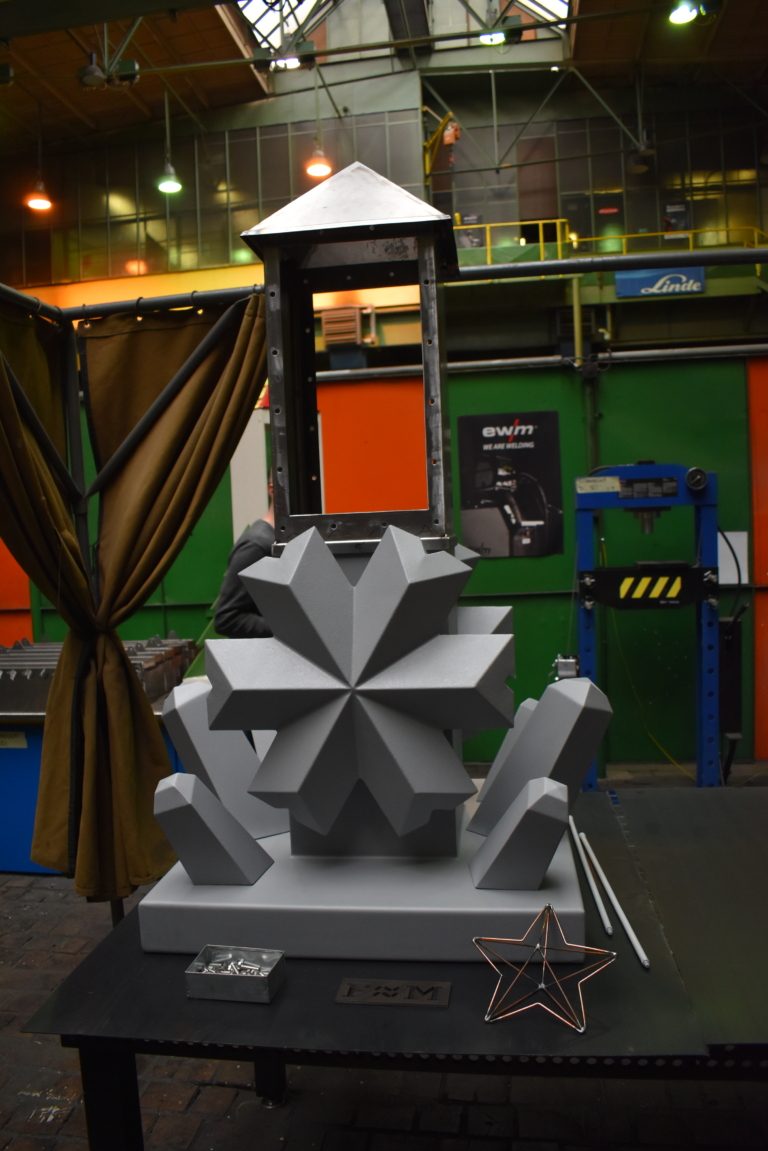 POD ŠIKOVNÝMA RUKAMA ŽÁKŮ SOŠ VZNIKÁ NOVÁ POKLADNIČKA PRO VÁNOČNÍ SBÍRKU