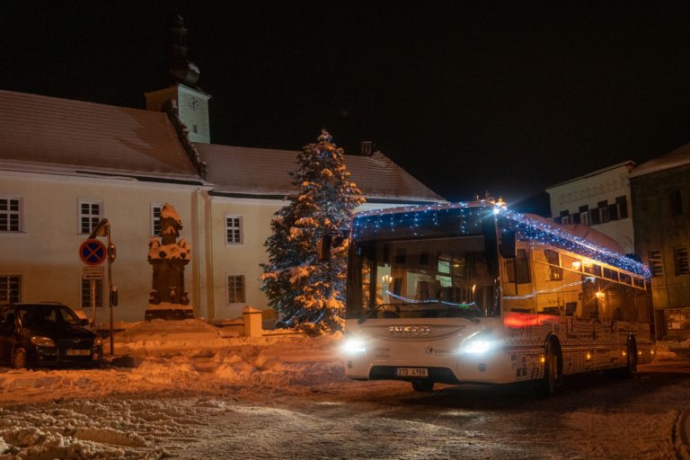 VÁNOČNÍ AUTOBUSY VYRÁŽEJÍ DO ULIC FRÝDKU-MÍSTKU, SVEZTE SE…