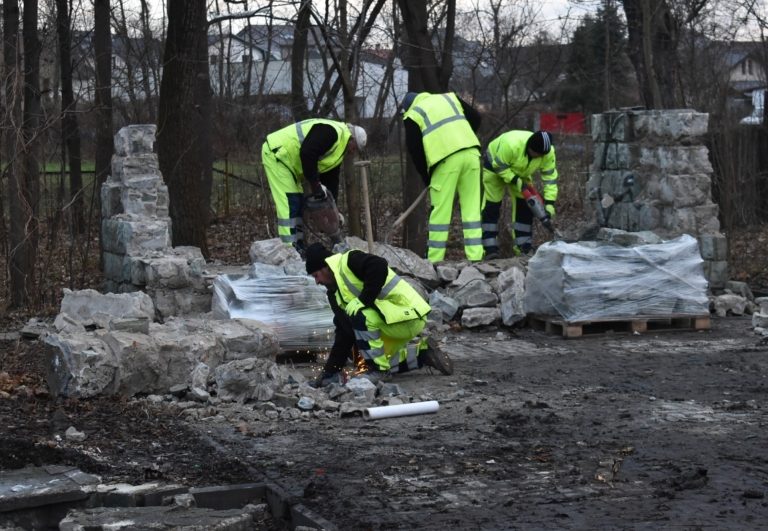 TORZO PROBLEMATICKÉHO ALTÁNU U ŘEKY ŠLO K ZEMI