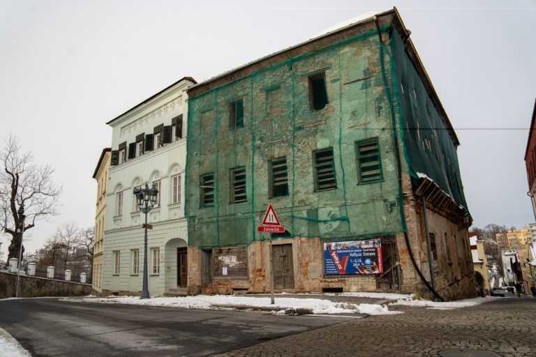 ZDEVASTOVANÉ PAMÁTCE NA FRÝDECKÉM NÁMĚSTÍ SE BLÝSKÁ NA LEPŠÍ ČASY. VLASTNÍK AVIZUJE REKONSTRUKCI