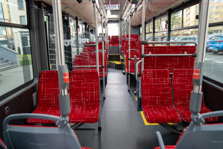 CESTUJÍCÍ BUDE PO FRÝDKU-MÍSTKU VOZIT FLOTILA NOVÝCH ELEKTROBUSŮ