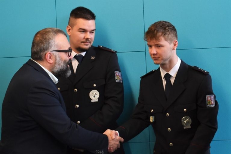 ODVÁŽNÝM ZACHRÁNCŮM TONOUCÍHO PODĚKOVAL PRIMÁTOR MĚSTA