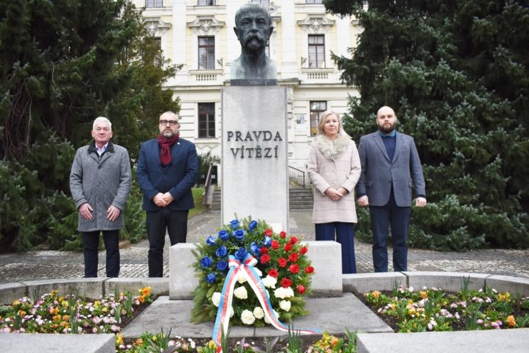 VEDENÍ MĚSTA POLOŽILO VĚNEC K PAMÁTNÍKU T. G. MASARYKA