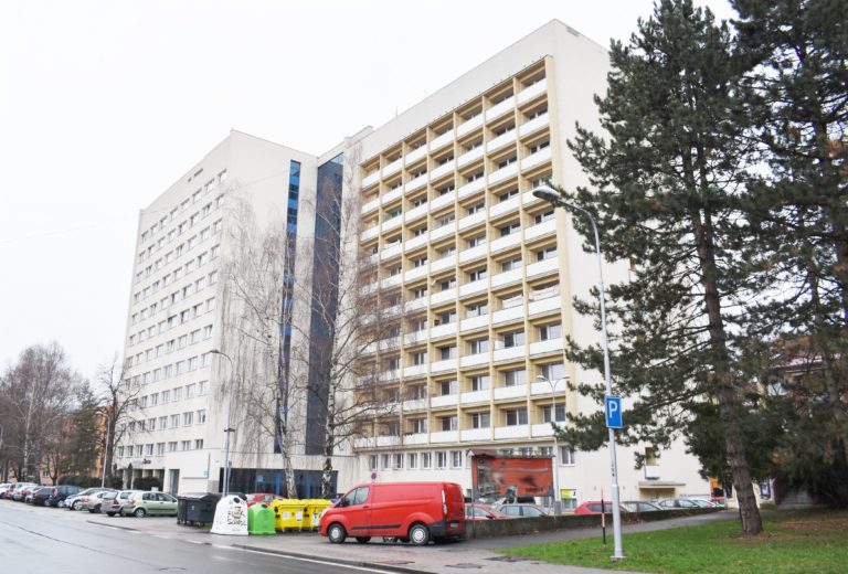 ZVÝŠILI JSME BEZPEČNOST NA MALÉM KOLOREDOVĚ. VÝŠKOVÝ DŮM STŘEŽÍ VÍCE NEŽ 50 KAMER
