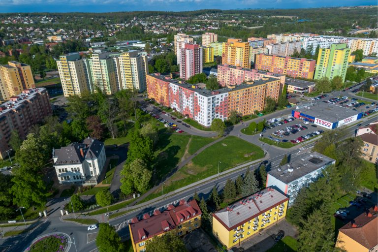 DOHODA MEZI MĚSTEM A OBCHODNÍKEM: NOVÁ PRAVIDLA PARKOVÁNÍ U MALÉHO TESCA