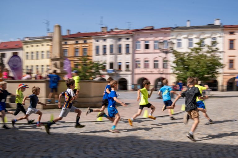 350 ATLETŮ ZÁVODILO V BĚHU MEZI NÁMĚSTÍMI