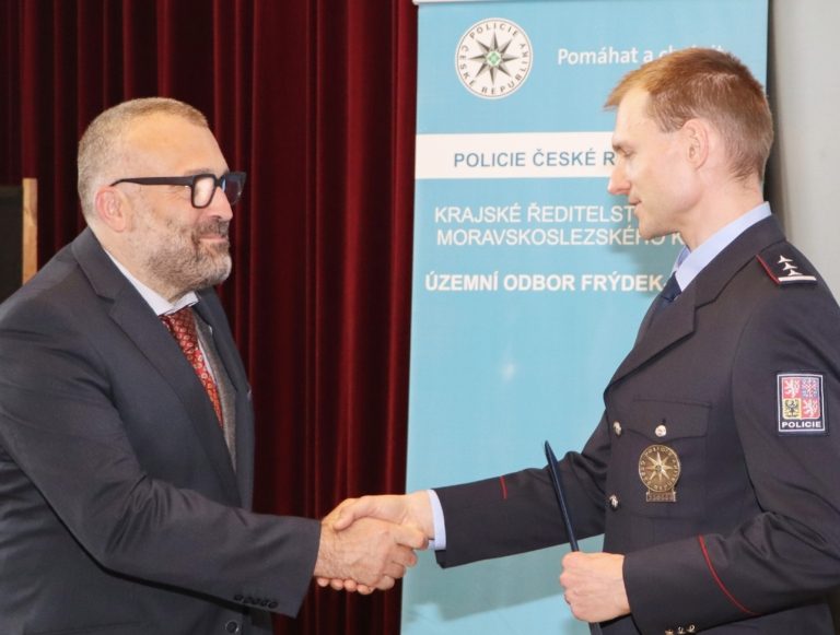 PRIMÁTOR OCENIL POLICISTU ROKU