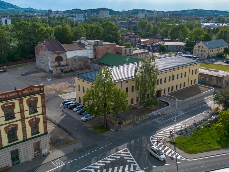 BUDOVA BÝVALÉ ŠKOLY OPĚT ZAČLENĚNA DO STRUKTURY MĚSTA: NOVÁ SLUŽEBNA STRÁŽNÍKŮ JE HOTOVA