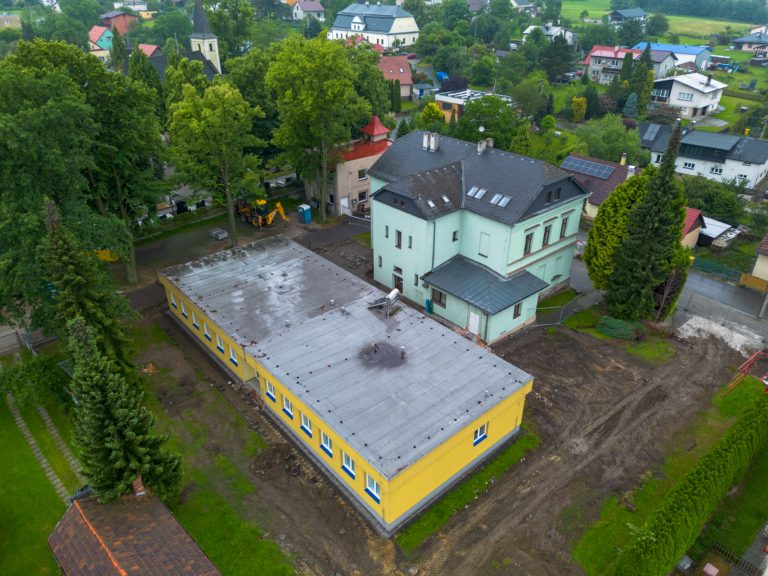 ZAHÁJILI JSME VÝSTAVBU CHLEBOVICKÉ TĚLOCVIČNY. NAD ŠKOLKOU JI PONESOU SLOUPY