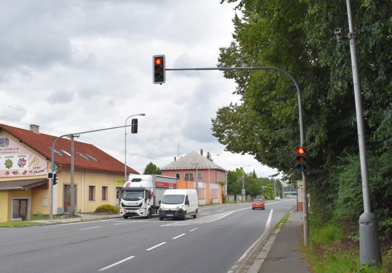 SEMAFOR U OBI PŘISPĚJE KE ZKLIDNĚNÍ DOPRAVY VE MĚSTĚ