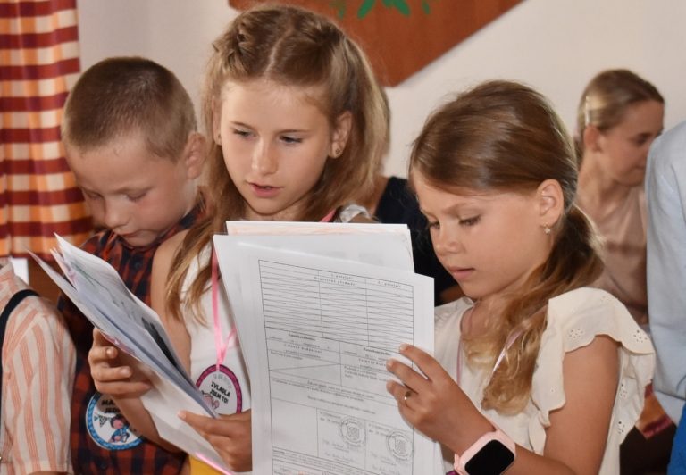 PRIMÁTOR PŘEDAL VYSVĚDČENÍ V CHLEBOVICÍCH. ŠKOLÁCI SE DO ROKA DOČKAJÍ NOVÉ TĚLOCVIČNY