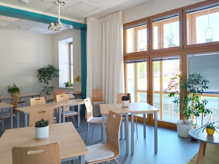 KNIHOVNA NABÍZÍ K VYUŽITÍ SDÍLENÁ PRACOVNÍ MÍSTA