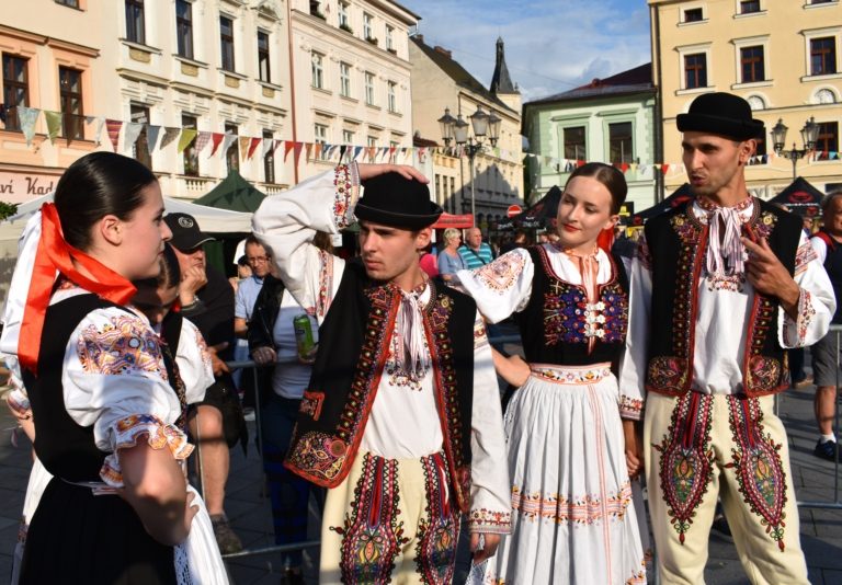 MĚSTO ROZTANČÍ FOLKLOR Z RŮZNÝCH KOUTŮ SVĚTA