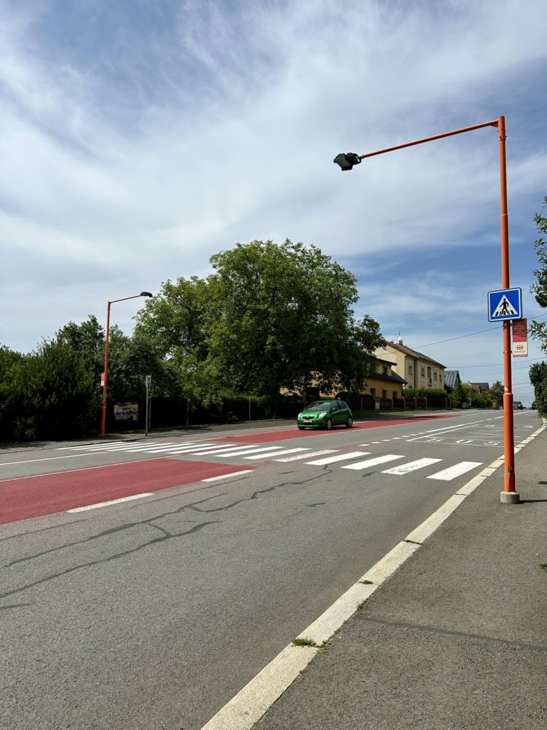 BEZPEČNOSTNÍ ČERVENÉ PRUHY PŘED PŘECHODEM