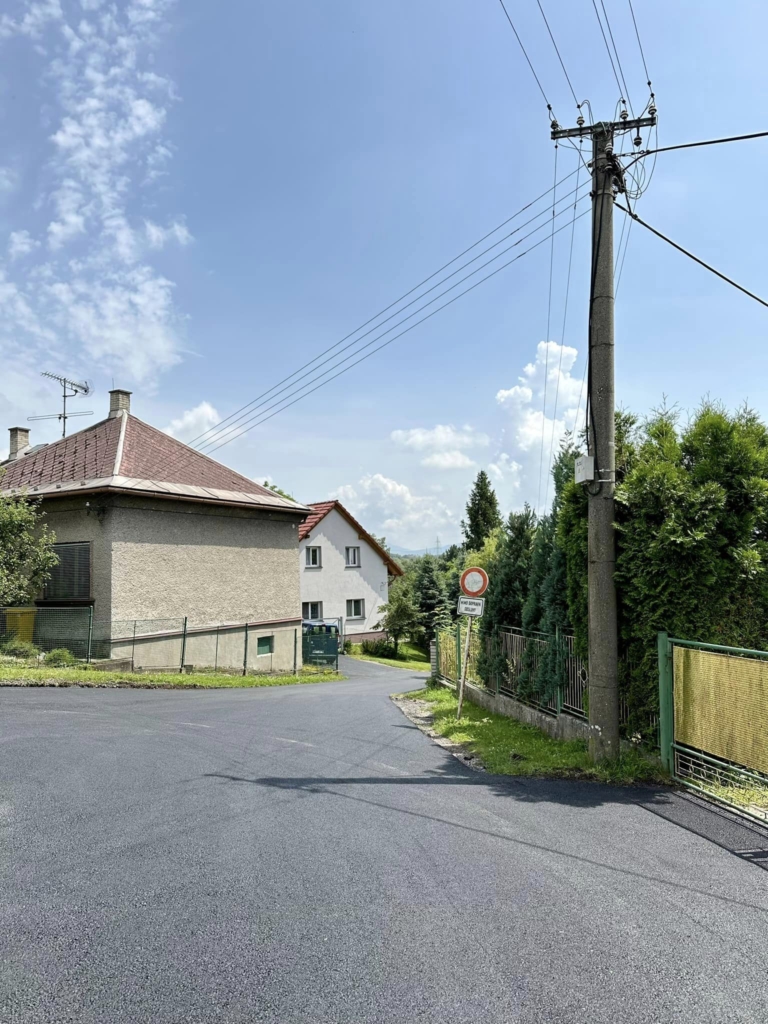 OPRAVENÁ SILNICE A PARKOVIŠTĚ