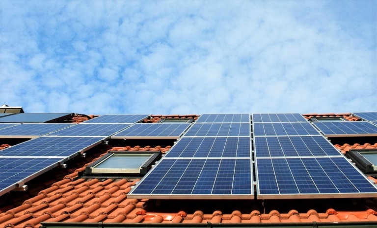 FOTOVOLTAICKÉ ELEKTRÁRNY BUDOU ŠETŘIT FINANCE MĚSTA